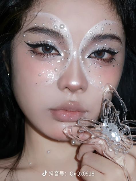 #douyin #makeup Royalcore Makeup, Fairy Make Up Look, Ethereal Makeup Aesthetic, Douyin Halloween, Fantasy Makeup Ideas Creative, Makeup Ideas Unique, Ethereal Aesthetic Makeup, Fantasy Eye Makeup, Creative Eye Makeup Looks