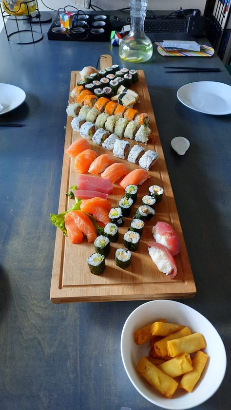 Sushi Grazing Board, Sushi Boards For Parties, Charcuterie Board Ideas Sushi, Japanese Charcuterie Board, Charcuterie Board Sushi, Sushi Charcuterie Board Ideas, Sushi Board Ideas, Sushi Platter Parties, Sushi Party Ideas