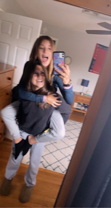 Piggy Back Photos Friends, Best Friend Piggy Back Ride Pictures, Mirror Selfie Poses Besties, Funny Pictures To Take With Your Best Friend, Mirror Selfie Poses With Best Friend, Funny Bestie Pictures, Two Person Photoshoot, Bsf Photos, Dream Friendship