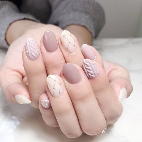 Jumper Nail Art, Sweater Weather Nails Fall, Neutral Sweater Nails, Fall Sweater Nails Acrylic, Cozy Winter Nails, How To Do Sweater Nails, Heart Sweater Nails, Sweater Nails Short, Winter Nails Sweater