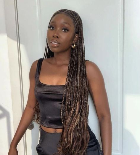 Brunette Braids Black Women, Dark Blonde Box Braids, Highlighted Braids For Black Women, Dark Skin Brown Braids, Balayage Braids Black Women, Colored Knotless Braids On Dark Skin, Box Braids Blonde Highlights, Dark Skin Braids Color, Mixed Brown Braids