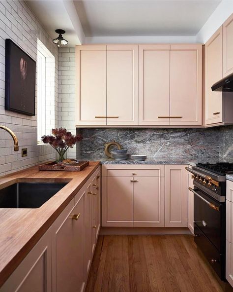 Stunning kitchen | dusty rose cabinets. Townhouse Apartments, Top Kitchen Designs, Pink Cabinets, Japanese Apartment, Kitchen Design Trends, New York Apartment, Pink Kitchen, Kitchen Tops, Design Living Room