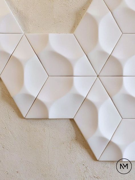 Geometric wall tiles on white wall. Interior design elements. Interior inspiration Parametric Wall Design Interiors, 3d Ceramic Tiles, 3d Texture Design, Modern Wall Tiles, Tile Shapes, Interior Unique, Module Design, Geometric Origami, Cmf Design