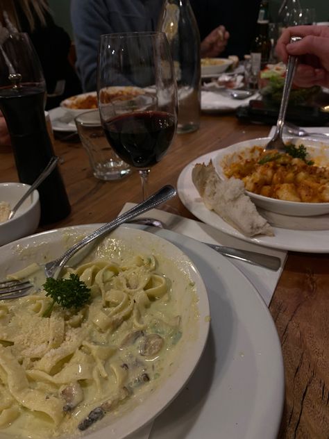 Essen, Restaurant Pasta Aesthetic, Pasta Dinner Aesthetic Night, Fancy Restraunt Date Aesthetic, Food Aesthetically Dinner, Restaurant Meal Aesthetic, Pasta Aesthetic Restaurant, Luxury Food Dinners Aesthetic, Pretty Restaurant Aesthetic