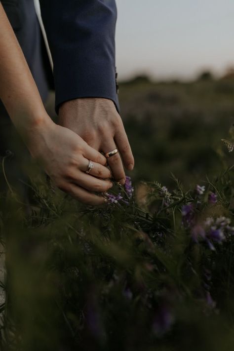 Backyard Wedding Poses, Wedding Boho Photography, Backyard Wedding Photoshoot, Backyard Wedding Elopement, Small Wedding Outside, Intimate Wedding Elopements, Field Elopement Ceremony, Open Field Elopement, Dreamy Elopement Photos