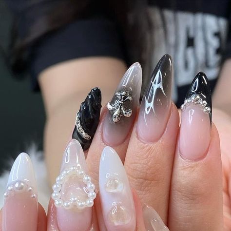 Black Nails Pearls, Black And White Airbrush Nails, Black And White Y2k Nails, Black And Pearl Nails, White Airbrush Nails, Black Airbrush Nails, Black Nails With Pearls, Pearl Heart Nails, Black Pearl Nails