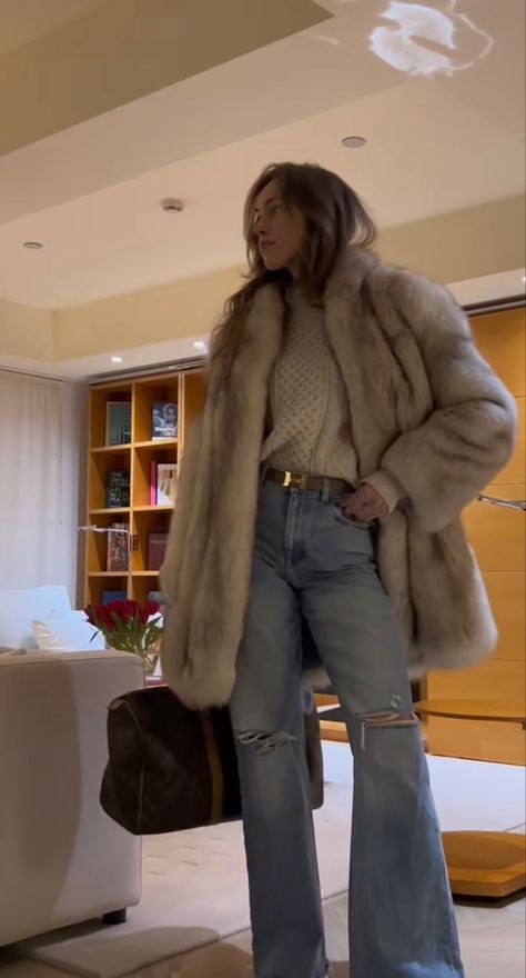 Aspen Outfit Aesthetic, Fall Fur Coat Outfit, Styling A Fur Coat, Aspen Fashion Winter Chic, Chic Leather Fur Coat For Fall, Leather Fur Coat For Fall, Winter In Florida Outfits, Aspen Winter Outfits, Winter Outfits 2024 Trends