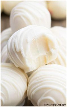 White Chocolate Truffles Recipe - CakeWhiz White Chocolate Truffles Recipe, Truffles Recipes, Joululahjat Diy, Truffle Recipe Easy, Chocolate Truffles Recipe, Homemade Truffles, Dessert Truffles, White Chocolate Truffles, Truffles Recipe