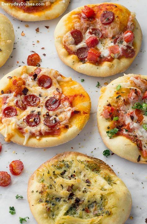 Mini Pizza Appetizers Mini Pizza Appetizers, Kids Party Finger Foods, Indian Appetizer Recipes, Bacon Recipes Appetizers, Mini Pizza Recipes, Pizza Appetizers, Small Pizza, Bacon Appetizers, Party Food Buffet