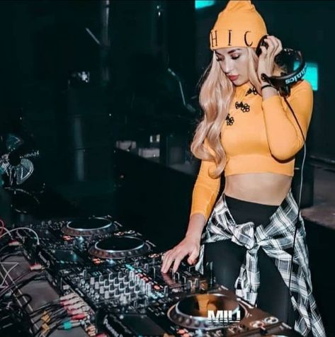 Dj Reference Pose, Female Dj Outfit, Dj Girl Aesthetic, Dj Outfit Female, Female Dj Aesthetic, Dj Moodboard, Dj Fits, Girl Dj Aesthetic, Dancing Pose Reference