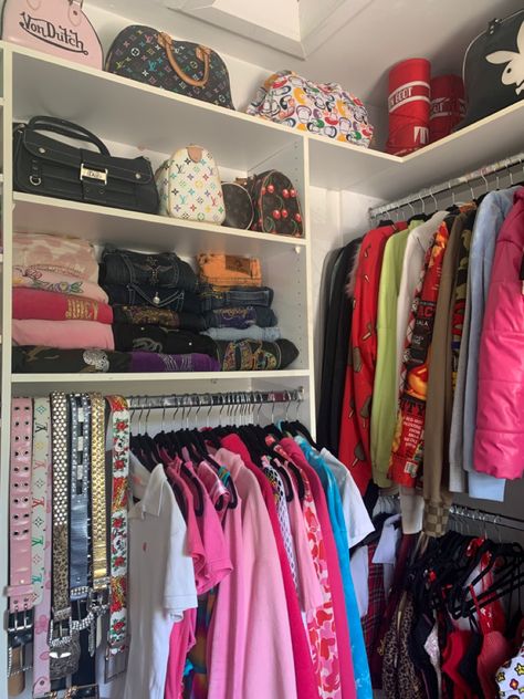 Y2k Closet Ideas, Dream Clothes Closet, 2000s Closet, Y2k Closet, Bedroom Sets Furniture Queen, 90s Room, Baddie Bedroom, Designer Closet, Rock Room