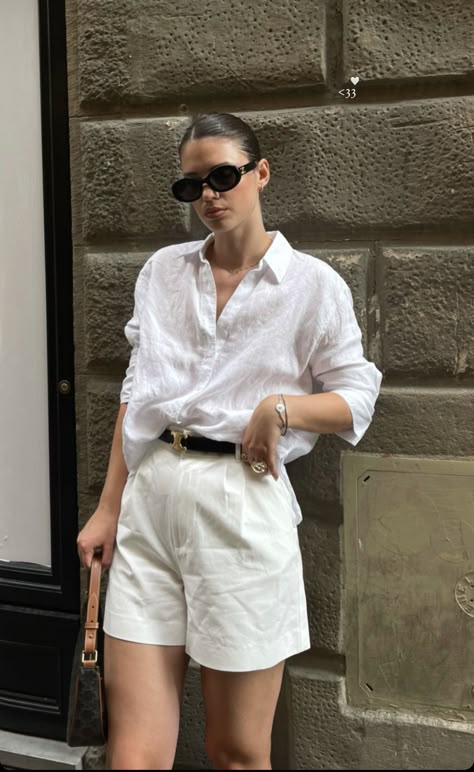 White Long Shorts Outfit, Long Linen Shorts Outfit, How To Wear Shorts To Work, White Short Outfits Summer, Shorts Outfit Female, White Shorts Outfit Summer Classy, White Short Outfit, Women Shorts Outfit, Classy Shorts Outfits