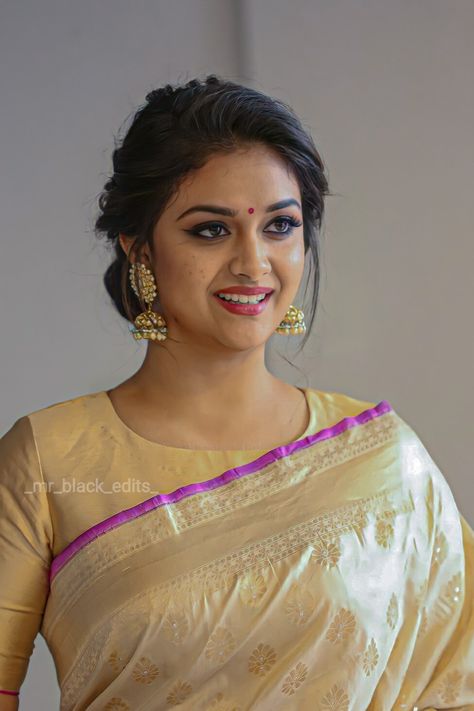 Keerthy Suresh Saree, Hair Style On Saree, Saree Hairstyles, Wedding Bun Hairstyles, Keerthi Suresh, Long Indian Hair, Angels Beauty, Keerthy Suresh, Beauty Smile