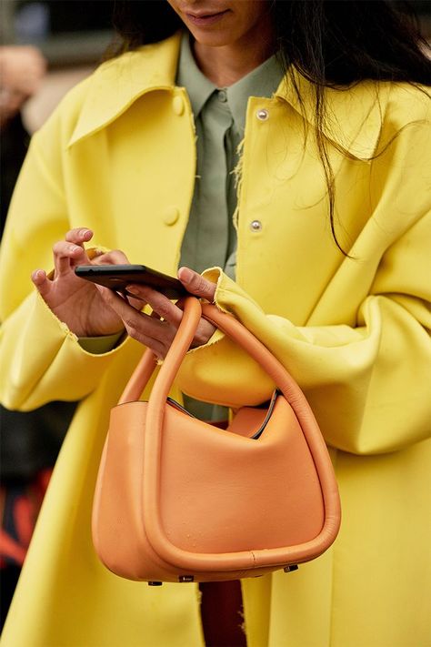 5 Trendy Handbag Colors That Are Winning Spring 2020 Spring Purses, Spring Handbags, Green Handbag, Trendy Handbags, Pink Handbags, Spring Fashion Trends, Prada Handbags, Bag Ideas, 가을 패션