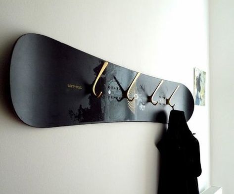 Skateboard Furniture, Hall Wardrobe, Old Skis, Apartment Dining Room, Mirror Dining Room, Upcycled Furniture Diy, Wall Mirror With Shelf, Entryway Mirror, Hanger Diy