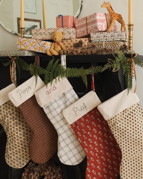 Natal, Tela, Cozy Christmas Stocking, Christmas Stocking Inspiration, Traditional Stockings Christmas, Classic Stockings Christmas, Hand Sewn Stocking, Linen Stockings Christmas, Mismatched Stockings Christmas