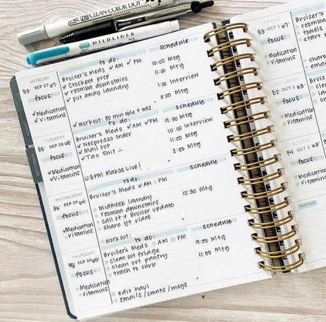 MäksēLife Goal Setting + Planner System on Instagram: "It’s so fun to see when you guys try on new planning styles (and even flip from Vertical to Horizontal & vice-versa) like @julies_plans did in this photo! It’s even more fun to see how you guys organize your important items on the page each day… so much inspiration! ⠀⠀⠀⠀⠀⠀⠀⠀⠀ ⠀⠀⠀⠀⠀⠀⠀⠀⠀ Those of you who are die-hard #TeamVertical or #TeamHorizontal… have you tried the other layout to see if it would work for you? ⠀⠀⠀⠀⠀⠀⠀⠀⠀ ⠀⠀⠀⠀⠀⠀⠀⠀⠀ Since la Planner Horizontal Layout, Home Organization Binders, Planner System, Goal Setting Planner, Goal Board, Bulletin Journal Ideas, Creative Organization, Page Layouts, Binder Organization