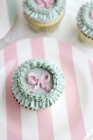 Vintage Style Cupcakes — Rose Vanilla Lambeth Style Cupcakes, Cupcakes Simple Decoration, Vintage Cupcakes Ideas, Vintage Style Cupcakes, Cupcakes With Bows, Lambeth Cupcakes, Victorian Cupcakes, Vintage Wedding Cupcakes, Birthday Cupcakes For Women