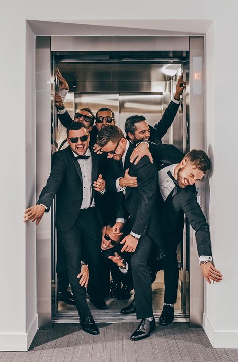 23 Wonderful Wedding Party Images You'll Enjoy! Fun Group Photos, Groomsmen Wedding Photos, Groomsmen Pictures, Wedding Group Photos, Groomsmen Poses, Groomsmen Party, Bridal Party Photography, Wedding Party Poses, Wedding Party Photography