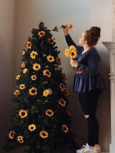 Sunflower Christmas Tree, Fall Christmas Tree, Sunflower Tree, Sunflower Christmas, Diy Sunflower, Floral Christmas Tree, Christmas Tree Decorating Themes, Tree Themes, Alternative Christmas Tree