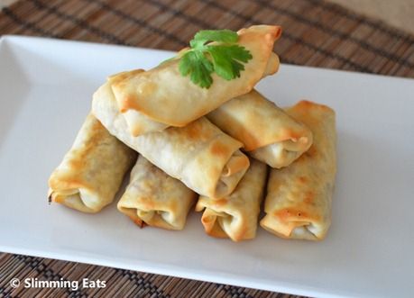 Delicious Chicken and Vegetable Baked Spring Rolls - the perfect appetizer for your Chinese Fakeaway. Slimming World and Weight Watchers friendly Chicken And Vegetable Bake, Chinese Fakeaway, Baked Spring Rolls, Veggie Spring Rolls, Fakeaway Recipes, Vegetable Spring Rolls, Spring Roll Recipe, Baked Vegetables, Sweet Chilli Sauce