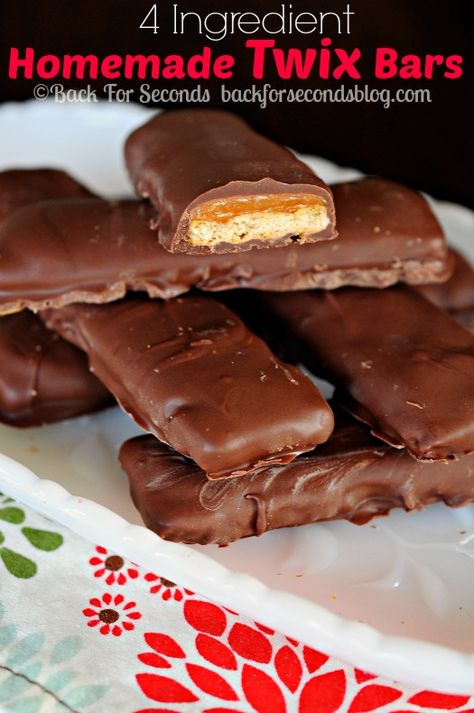 Easy Homemade TWIX Bars - No bake, and only 4 Ingredients!!! http://backforseconds.com  #twix #recipe #nobake #caramel #chocolate Twix Recipe, Twix Candy, Homemade Twix Bars, Twix Bars, Twix Bar, Candy Recipe, Caramel Chocolate, Think Food, Homemade Candies