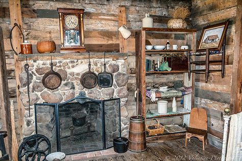 Pioneer Living Pioneer Home Decor, Pioneer Aesthetic, Pioneer Living, Pioneer House, Pioneer Days, Pioneer Life, Rustic Log Cabin, Small Log Cabin, Hunting Cabin