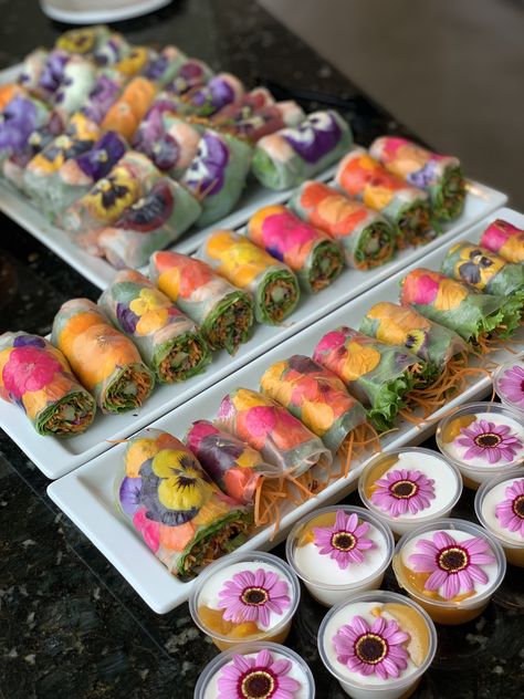 Summer Spring Rolls, Snacks Für Party, Flower Food, Spring Rolls, Wedding Food, Great Ideas, Beautiful Food, High Tea, Pretty Food