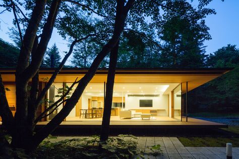 Gallery of Yokouchi Residence / Kidosaki Architects Studio - 17 Kidosaki Architects, Japanese Modern House, Modern Wooden House, Architects Studio, Modern Tropical House, Japan Architecture, Long House, Karuizawa, Modern Cottage