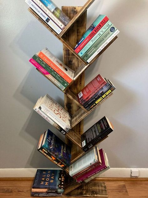 Simple Book Shelf Diy, Tree Bookcase Diy, Bookshelf Diy Ideas, Book Shelf Diy Wood, Book Stacking Ideas Display, Diy Book Tree, Unique Book Shelf, Diy Book Tree Shelf, Diy Book Storage Ideas