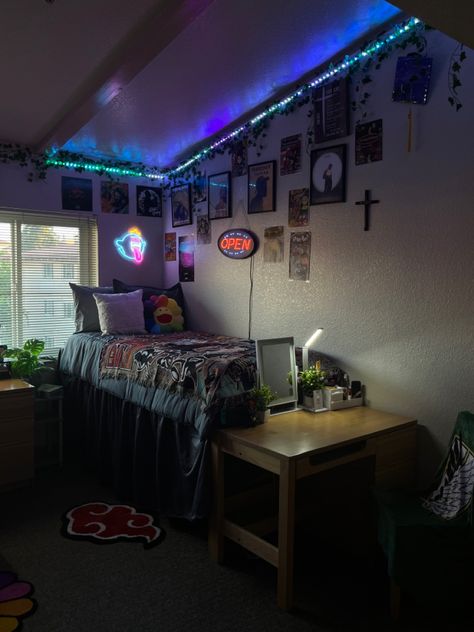 Hypebeast Dorm Room Ideas, Dorm Dark Aesthetic, Men’s College Dorm Decor, Cool Dorm Rooms For Guys, Streetwear Dorm Room, Dorm Decor Men, Aesthetic Men’s Dorm Room, Hbcu Dorm Room, College Dorm Room Ideas Aesthetic Black