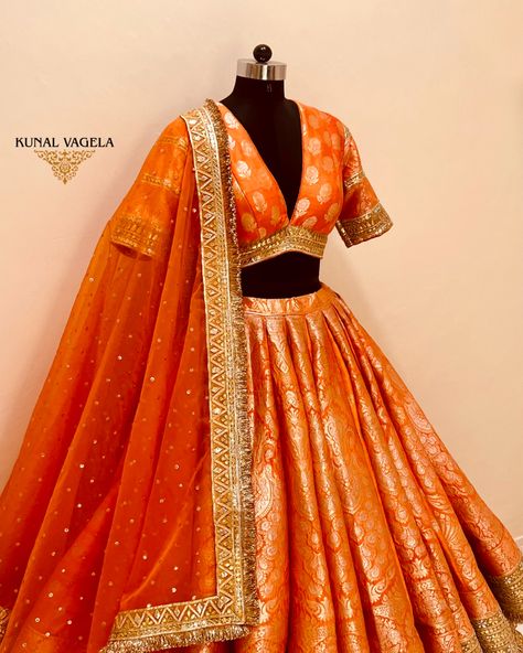 Banarasi Lehnga Dress, Orange Lehenga Blouse Designs, Orange Wedding Lengha, Banarasi Blouse Design For Lehnga, Orange Brocade Lehenga, Orange Banarasi Lehenga, Banarsi Lehenga Blouse Designs, Banasari Lehenga, Banarasi Lehenga Sabyasachi