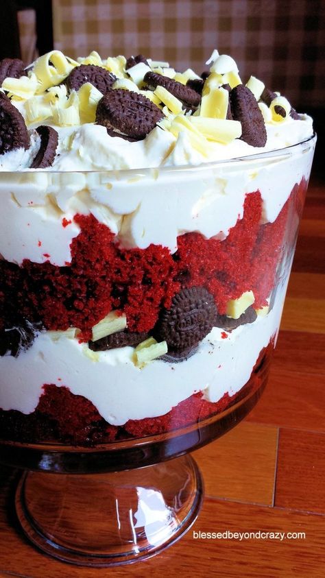 White Chocolate Trifle, Red Velvet Trifle, Christmas Trifle Recipes, Trifle Bowl Recipes, Trifle Cake, Trifle Dessert Recipes, Trifle Recipes, Christmas Trifle, Chocolate Trifle