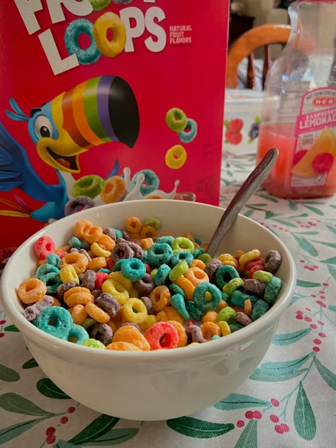 bright and colorful breakfast Froot Loops Aesthetic, Fruit Loops Aesthetic, Cereal Aesthetic, Sereal Sarapan, Fruit Loops Cereal, Colorful Breakfast, Healthy Drinks Smoothies, Fruit Loops, Cute Snacks