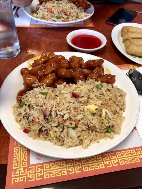 Probably the best Chinese food from this little hole in the wall place. Pearl east in Santa Maria California. simplyhealthyfamily.org Essen, Chinese Snacks Aesthetic, Aesthetic Chinese Food, Chinese Food Astethic, Asian Food Aethstetic, Chinese Food Aethstetic, Chinease Food, Chinese Restaurant Food, Food At Restaurant