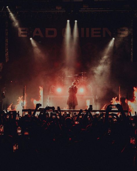 Bad Omens Album Cover, Bad Omens Concert, Bad Omens Aesthetic, Metalcore Aesthetic, Rock Concert Aesthetic, Concert Photoshoot, Artists Aesthetic, Goals Board, Spencer Charnas