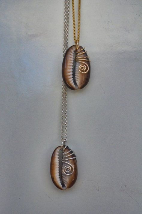 Shell Wire Wrapped Jewelry, Shell Jewelry Ideas, Seashell Rings, Cowrie Jewelry, Seashell Accessories, Seashell Jewelry Diy, Beach Stones Jewelry, Wire Wrap Jewelry Designs, Seashell Pendants