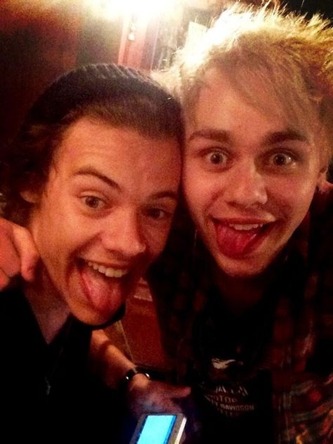 Harry with Michael from 5SOS two of my most favorite people Michael Clifford Shirtless, Michael Gordon, Ashton Irwin, Five Seconds Of Summer, Michael Clifford, Calum Hood, 1d And 5sos, Luke Hemmings, Second Of Summer