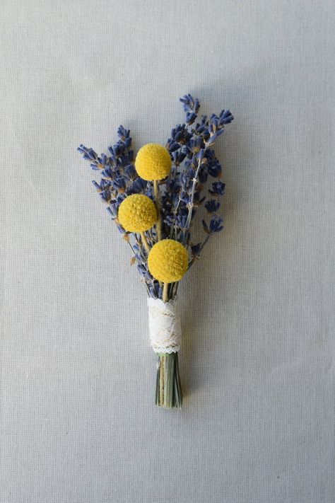 Lavender Boutonniere, Boutonniere Wedding Rustic, Corsage Ideas, Button Holes Wedding, Flower Confetti, Billy Buttons, Button Bouquet, Bee Baby Shower Theme, Wedding Print