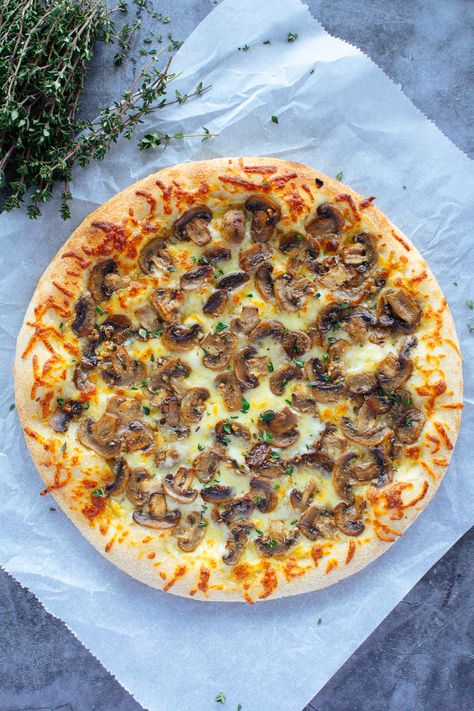 Summer Potluck Recipes, Mushroom Pizza Recipes, Parmesan Pizza, Hamburger Pizza, Veg Pizza, Creamy Garlic Mushrooms, Sausage Bread, Mozzarella Pizza, Cheesy Pizza