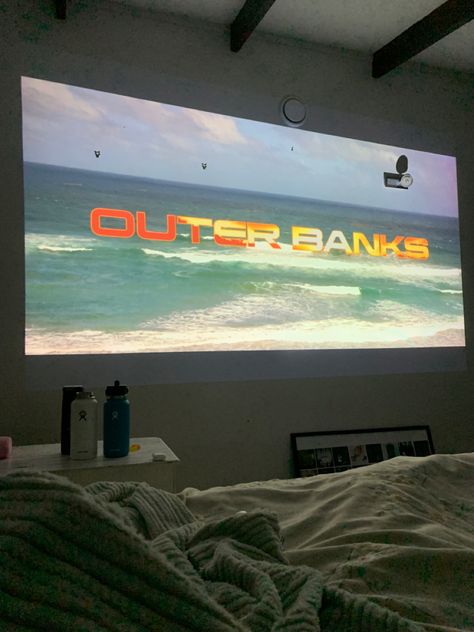 Night Surfing Aesthetic, Obx Aesthetic Room, Outer Banks Bedroom, Outer Banks Room, Outer Banks Room Aesthetic, Surfs Up Movie, Obx Season 3, Surf Room Ideas, Beach Movies