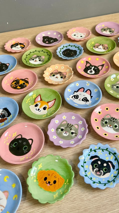 🩵 Punikoi 🩵 art and ceramics ✨ (@punikoi) • Instagram photos and videos Cats Pottery Painting, Cute Cat Ceramic, Clay Craft Gift Ideas, Matzalo Ideas, Painted Ceramic Ideas, Cat Ceramic Ideas, Clay Plate Ideas, As You Wish Pottery Ideas, Pottery Paint Ideas