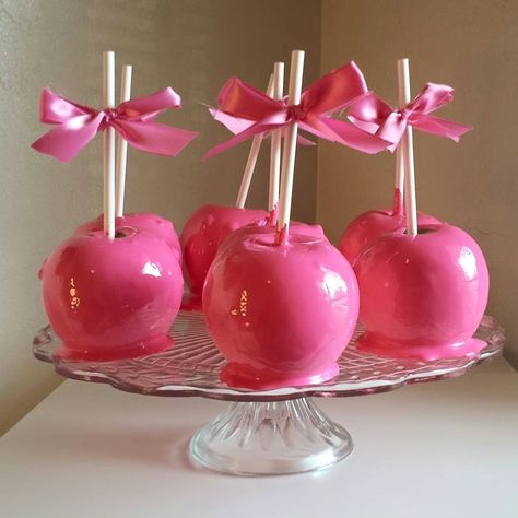 Candy Apples Barbie Party Food Ideas Kids, Barbie Themed Food Ideas, Barbie Party Food, Dream Sleepover, Pink Candy Apples, Barbie Night, Survivor Party, Pink Snacks, Candy Apple Recipe