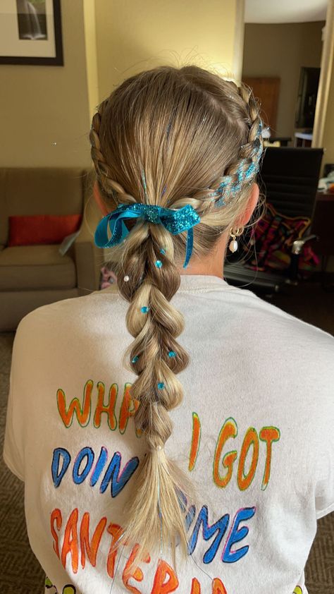 Fair Show Hair, Homecoming Cheer Hairstyles, Glitter In Hair Football Game, Football Cheer Hairstyles, Game Day Hairstyles With Ribbon, Color Gaurd Hairstyles, Game Day Hair Volleyball, Cheerleader Hair Styles, Crazy Hair Day Middle School