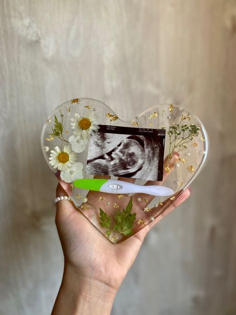 Ultrasound Resin Art, Newborn Resin Ideas, Baby Shower Resin Ideas, Personalized Resin Gifts, Resin Baby Shower Gifts, Gender Reveal Keepsake Ideas, Baby Resin Art, Pregnancy Keepsakes, Resin Baby Keepsake