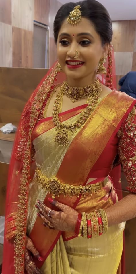 Bride Maharashtrian Look, Telugu Bride Muhurtham Look, Muhurtham Sarees For Bride, Indian Marriage Saree Wedding Ideas, Muhurtham Saree South Indian Bride Blouse Designs, South Indian Bride Muhurtham Look, Bridal Jewelry Indian South, Indian Wedding Sarees For Bride, Bridal Marriage Saree