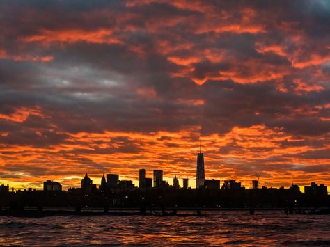 Photographer Jose Silva shows us the absolute best spots to be during sundown in New York City. Sunset In Nyc, New York Sunset, Watch The Sunset, Sunset City, Ny City, Best Sunset, Conde Nast Traveler, Sunset Wallpaper, Nyc Trip