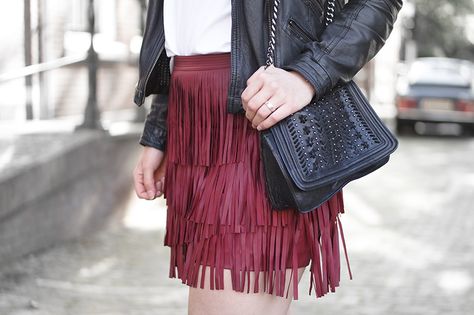 Love this Burgundy fringe skirt.  RED REIDING HOOD: Fashion blogger wearing leather fringe skirt H&M burgundy outfit details chain bag zara Fringe Skirt Outfit, Fringe Leather Skirt, Leather Fringe Skirt, Hood Fashion, Burgundy Outfit, Bag Zara, Fringe Skirt, My Wardrobe, Leather Fringe