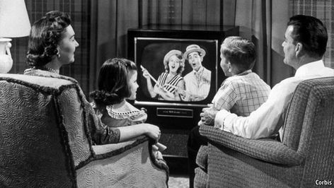 50's people watching TV Nuclear Family, Math Talk, Tv Vintage, Vintage Television, Slaap Lekker, Ny Giants, Vintage Tv, Medical Illustration, Old Tv