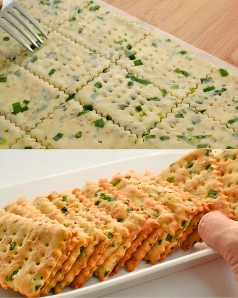 Onion Crackers Recipe, Savoury Crackers Recipe, Salty Snacks Christmas, Baked Savoury Snacks, Savoury Biscuits Recipes, Homemade Salty Snacks, Crispy Bread Recipe, Savoury Snacks For Party, Savory Cookies Recipes